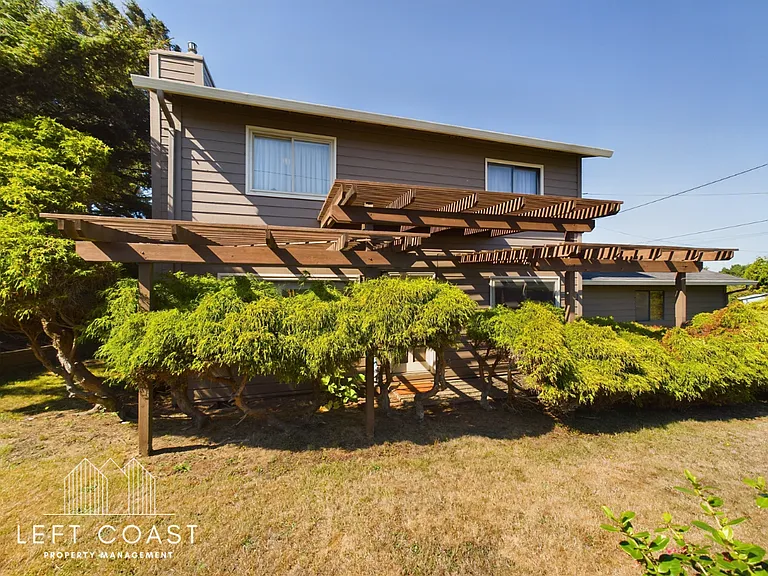 890 SW 7th St — Photo 4