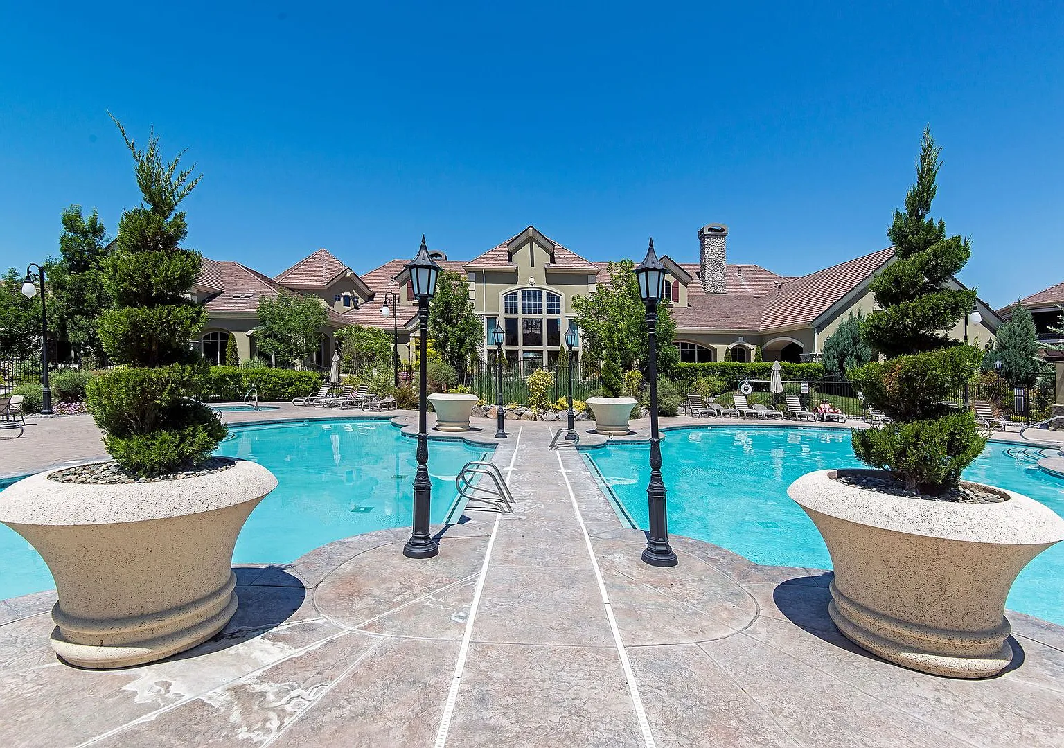Beautiful Fleur de Lis townhome, Gated Community! — Photo 1