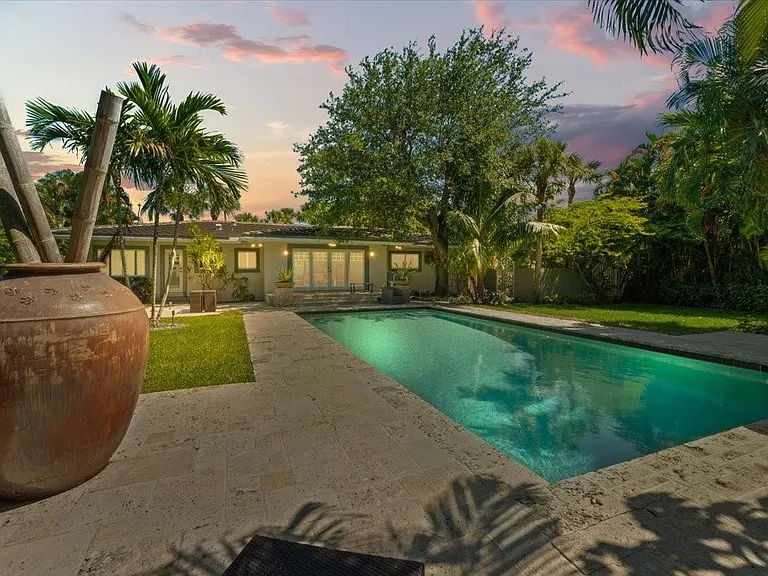 1635 Seabreeze Blvd — Photo 2