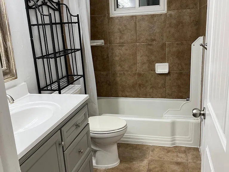 219 E Southgate Ave — Photo 7