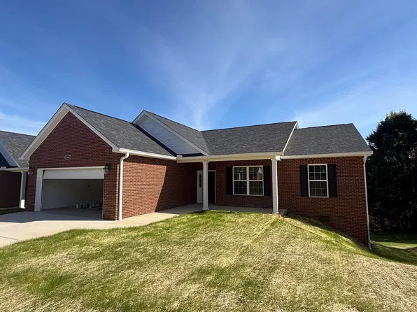 1049 Patriot Landing Dr, Dandridge, TN 37725