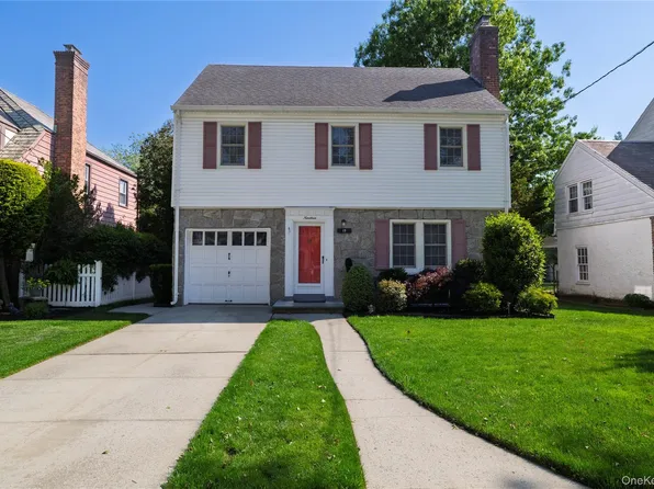 19 Saint Thomas Place, Malverne, NY 11565