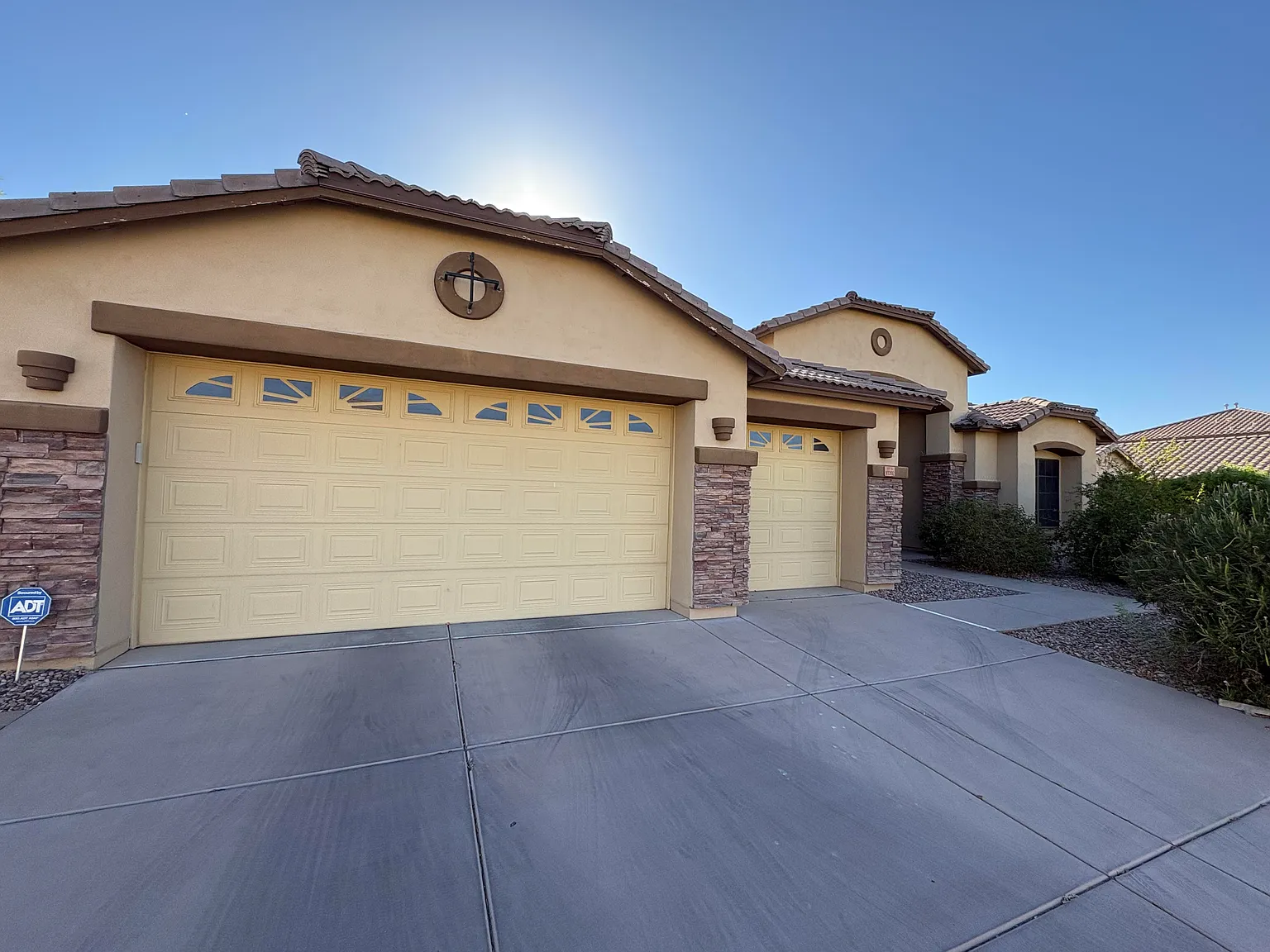 4 bed, 3290 sqft, $2,800 — Photo 1
