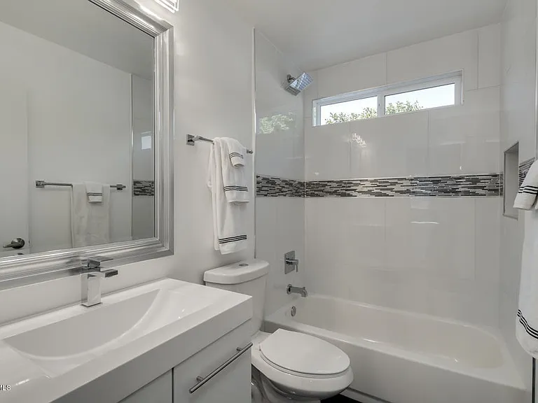1115 W Barrow Dr — Photo 29