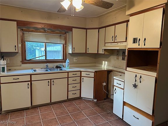4th image of 816 W 22nd St