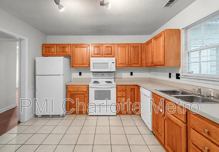 10800 Whittersham Dr — Photo 8