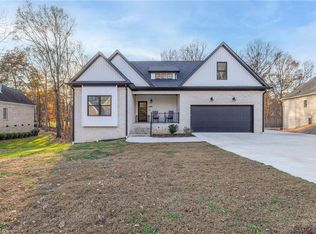 3827 Edgewater St, High Point, NC 27265