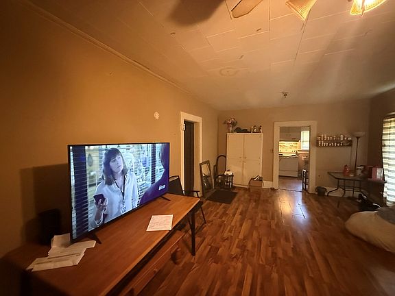 3rd image of 309 W Cypress St