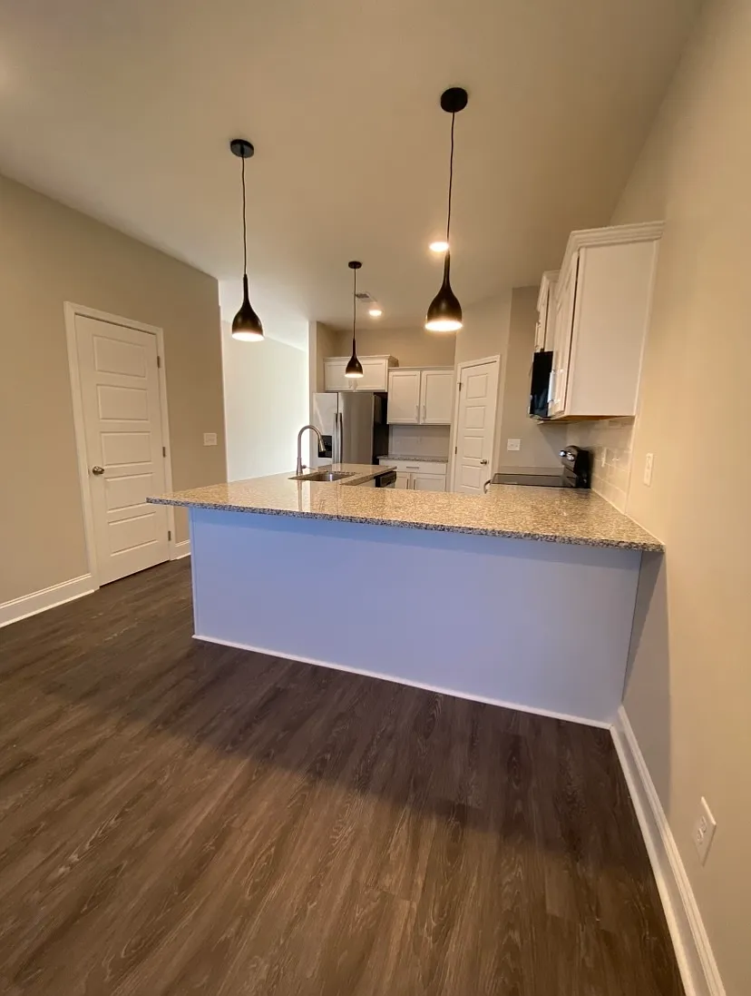 1039 Glenkirk Drive - D — Photo 2