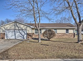 1202 Robin Rd, Mahomet, IL 61853