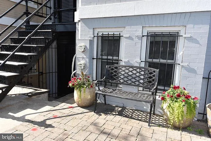 654 6th St NE #B — Photo 2