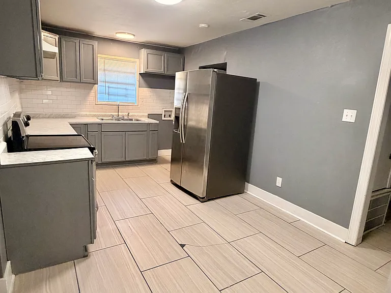 2423 Stonewall St — Photo 4