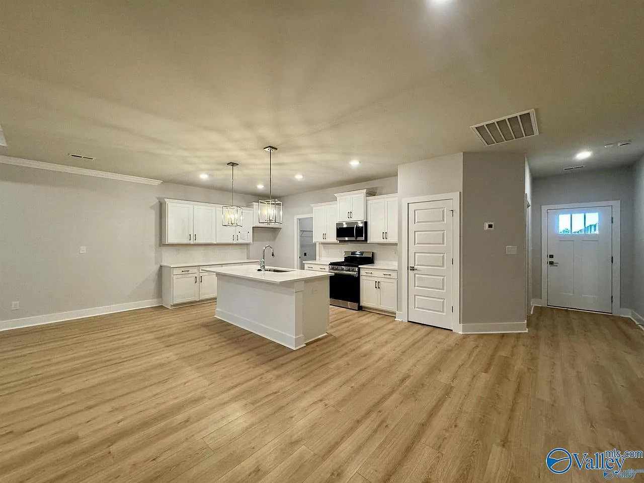 3 bed, 2.0 bath, 1850 sqft, $2,100 — Photo 4