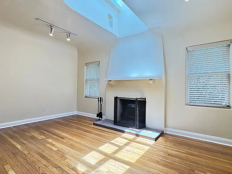 2816 E Hawthorne St — Photo 3