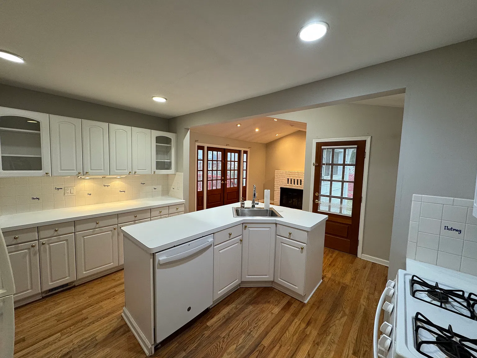 3 bed, 1155 sqft, $2,350 — Photo 4
