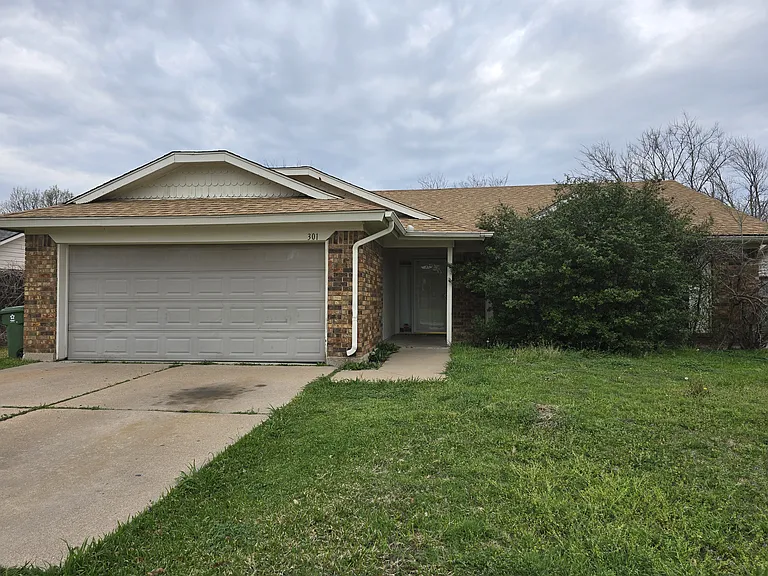 301 Colony Dr — Photo 10