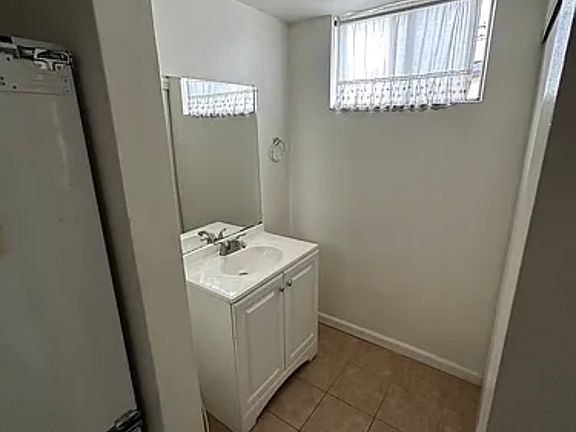 3rd image of 2966 Clarendon Ave #G