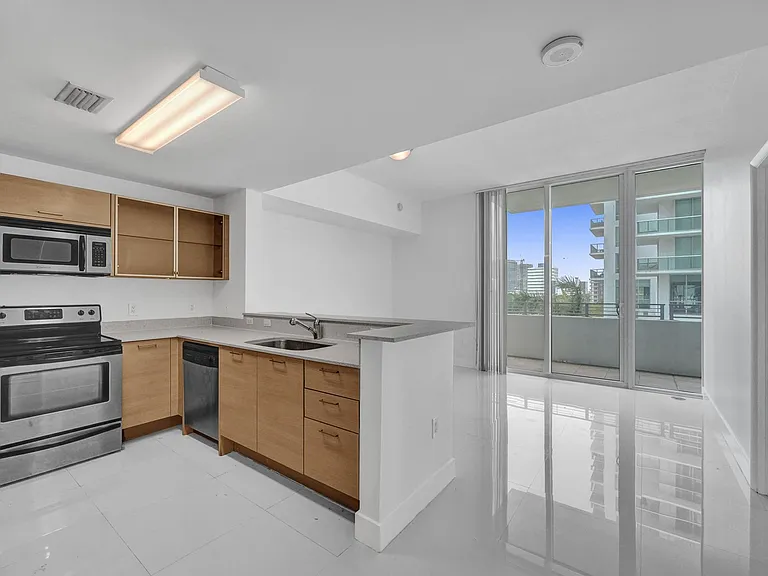350 NE 24th St #509 — Photo 40