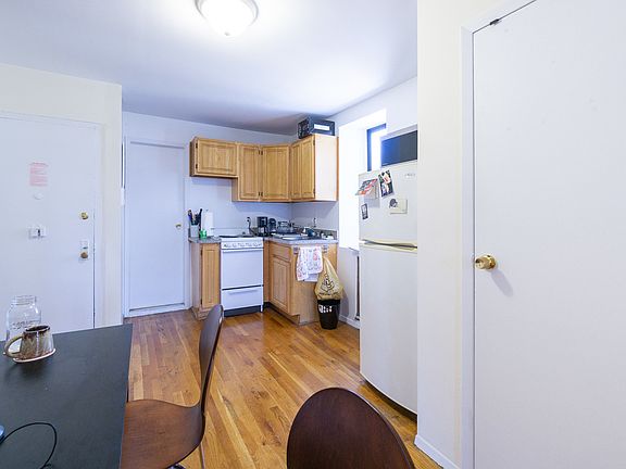 5th image of 306 E 6th St APT 15