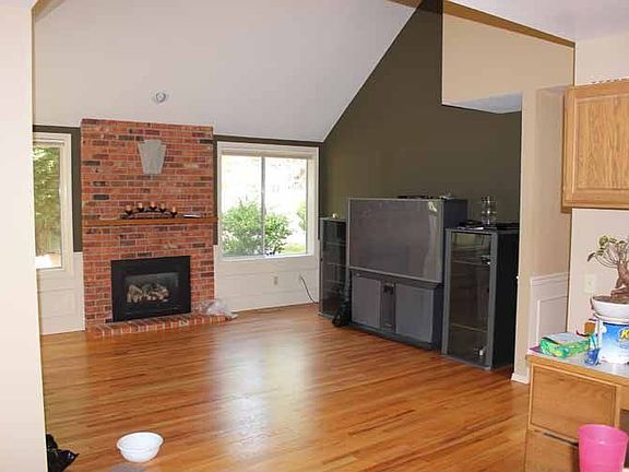 Family room w/ gas fireplace