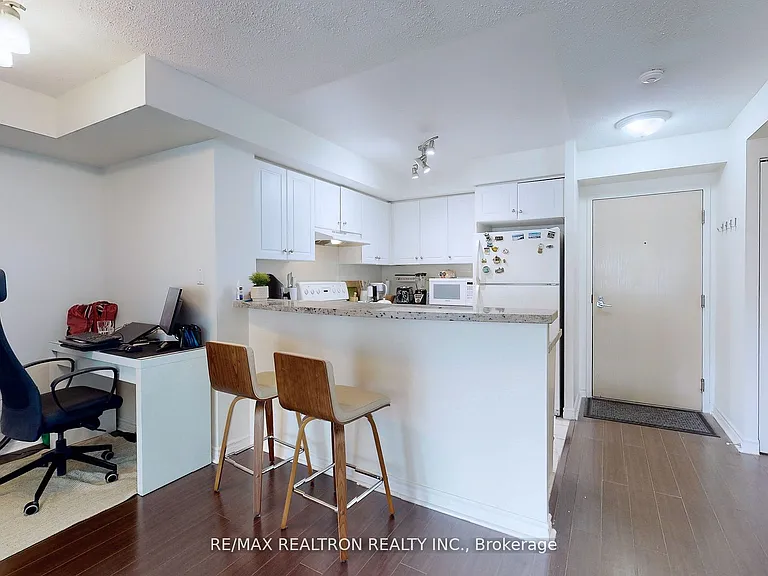 7 Lorraine Dr #2009 — Photo 15