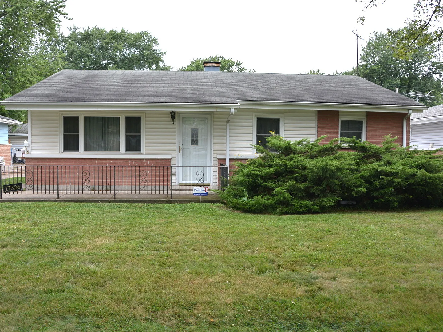17326 Community St photo 1