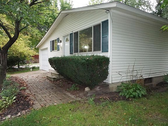 3rd image of 801 Farnsworth Rd