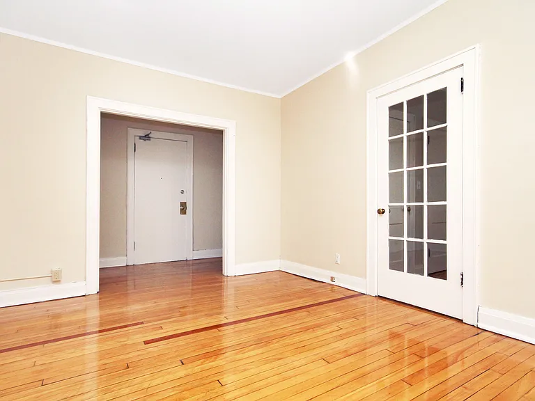 447 Somerset St W — Photo 4