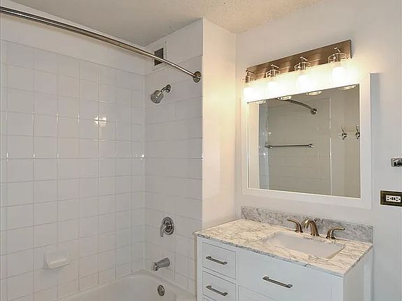 5th image of 2 E Erie St APT 2714