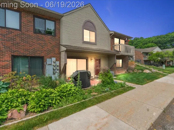 399 Spring Brooke Dr, Brighton, MI 48116