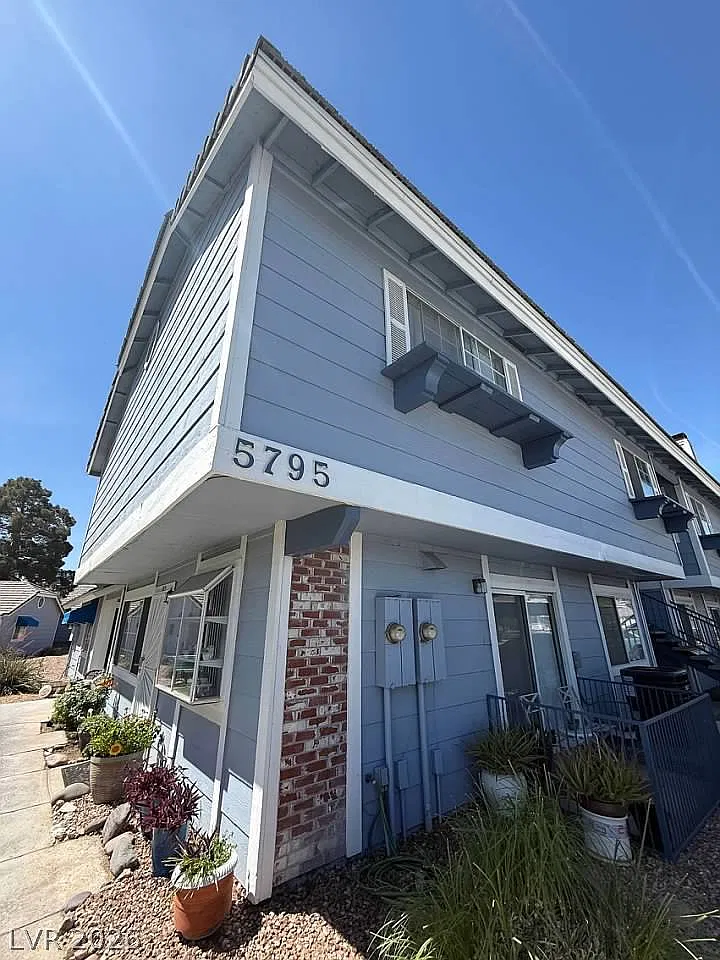 1 bed, 1.0 bath, 806 sqft, $1,000 — Photo 1