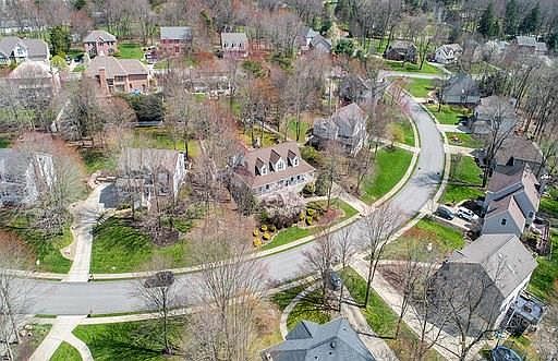 3rd image of 225 Whispering Oaks Dr