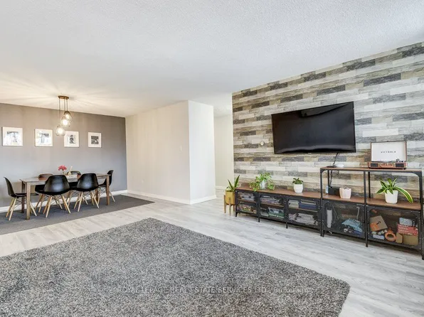 212 Kerr St #601, Oakville, ON L6K 3B1