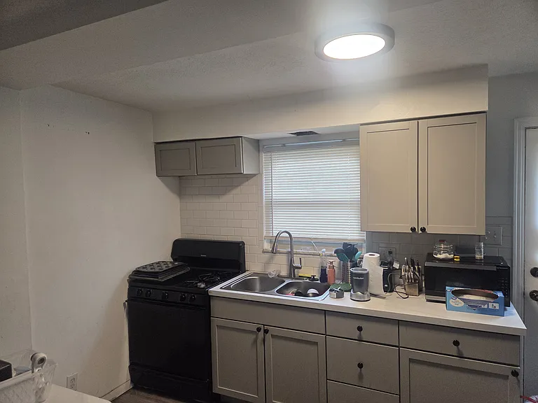 806 Doolittle St — Photo 3