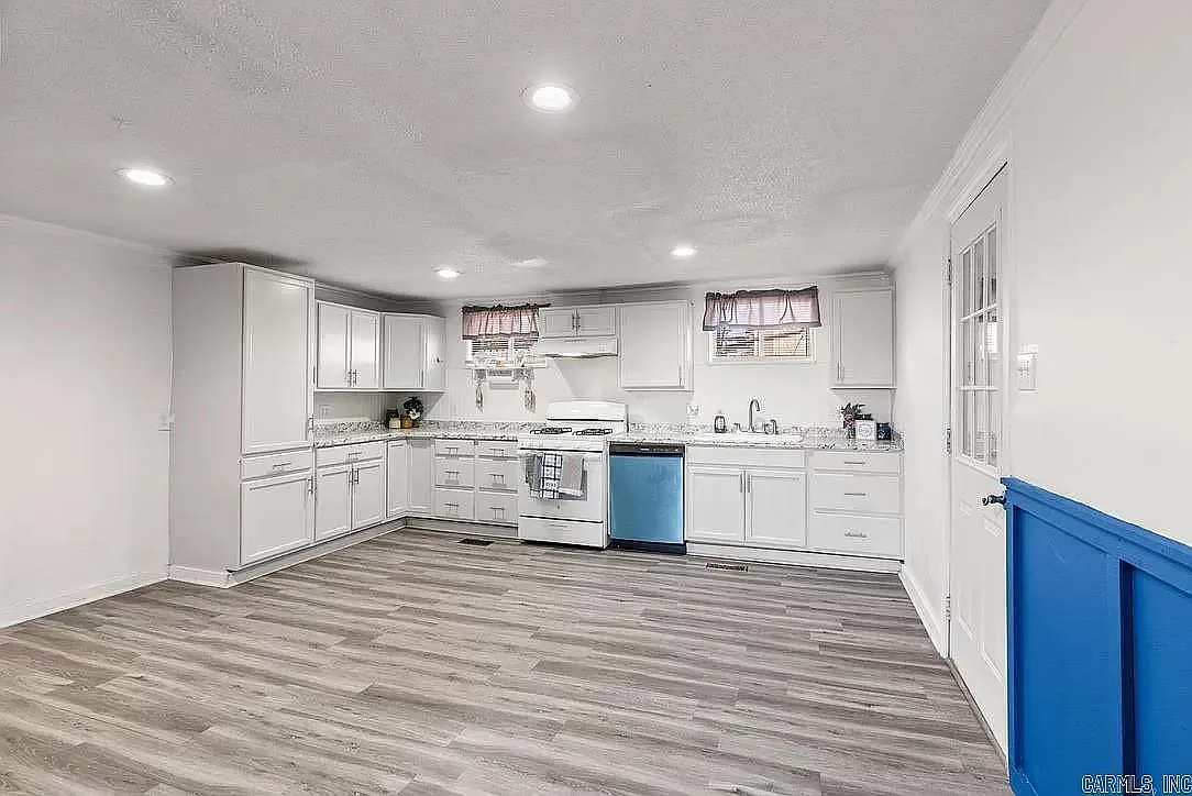 Building Photo - 909 W 54th St