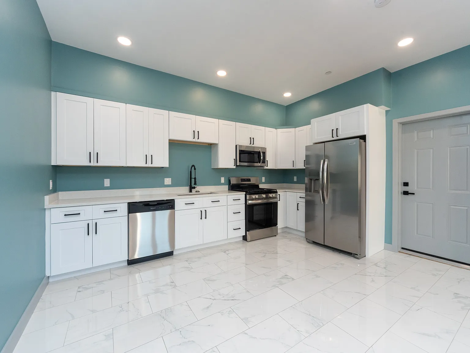 2 bed, 918 sqft, $2,500 — Photo 2