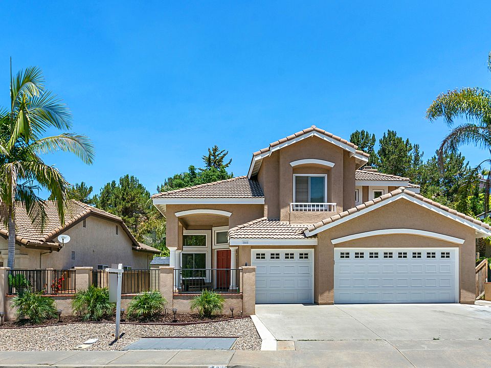 Private courtyd,3-car garage