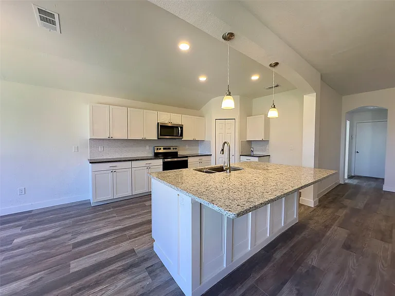 757 Eagle Dr — Photo 3