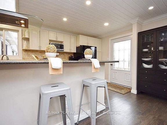 4th image of 21 Longfield Dr