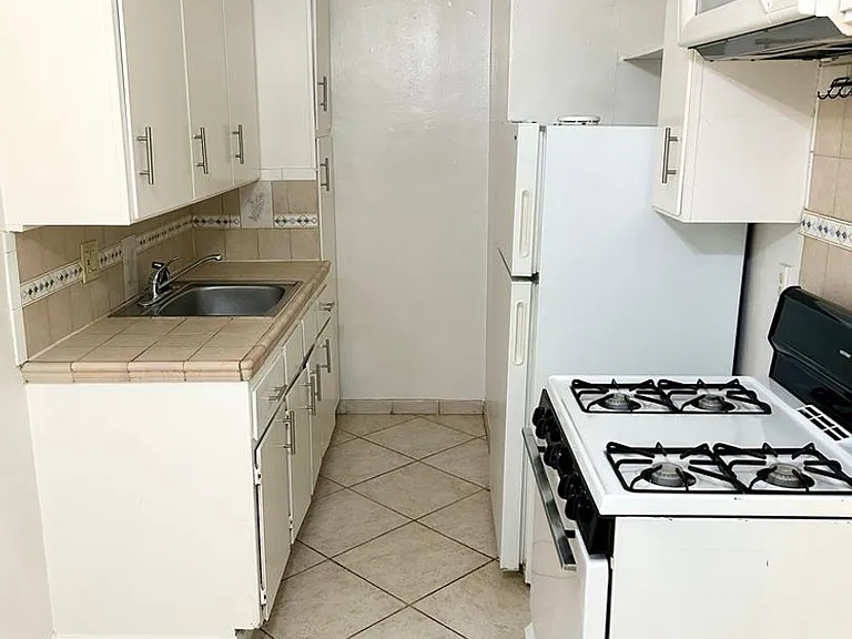 D Street Apartments — Photo 6