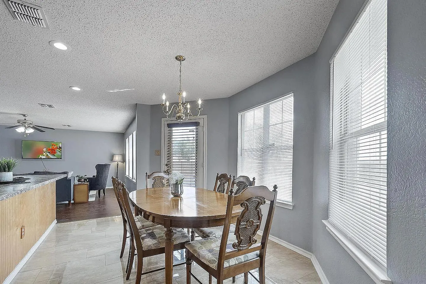 4 bed, 2.5 bath, 2524 sqft, $966 — Photo 3