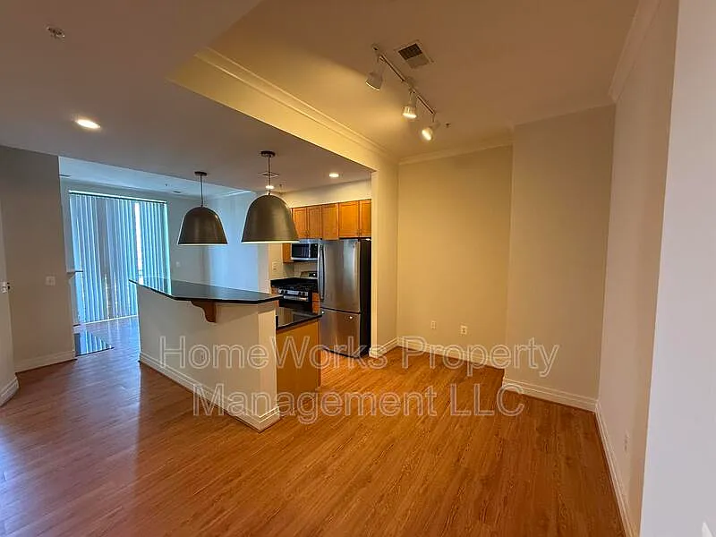 2 bed, 2.0 bath, 100 sqft, $2,319 — Photo 2