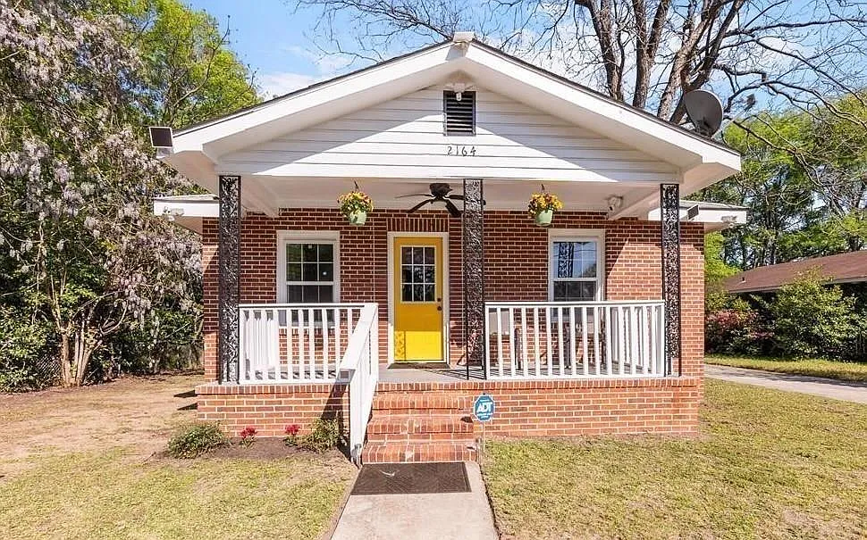 3 bed, 1.0 bath, 1026 sqft, $1,250 — Photo 1
