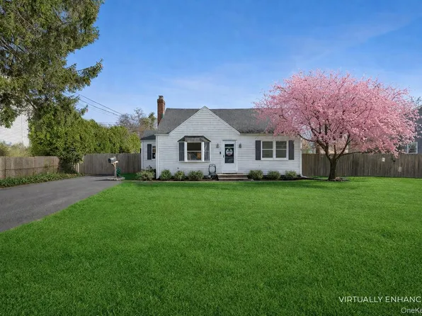 42 Smith Street, Greenlawn, NY 11740