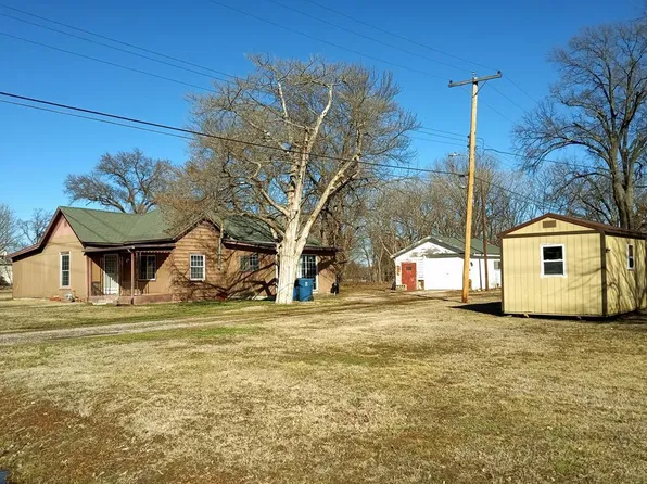 605 S Pine St, Coffeyville, KS 67337