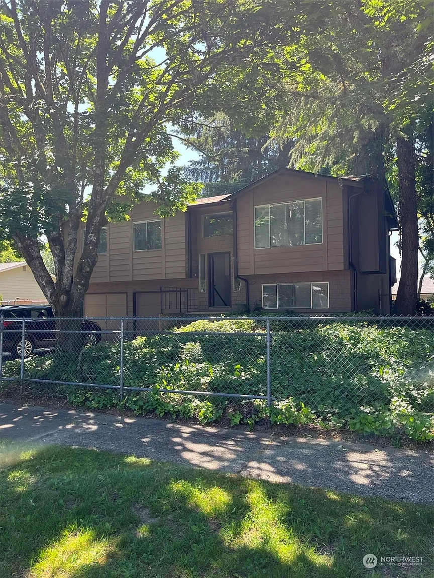3726 Hoadly Loop SE photo 1
