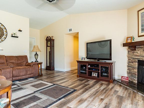Family room w fireplace
