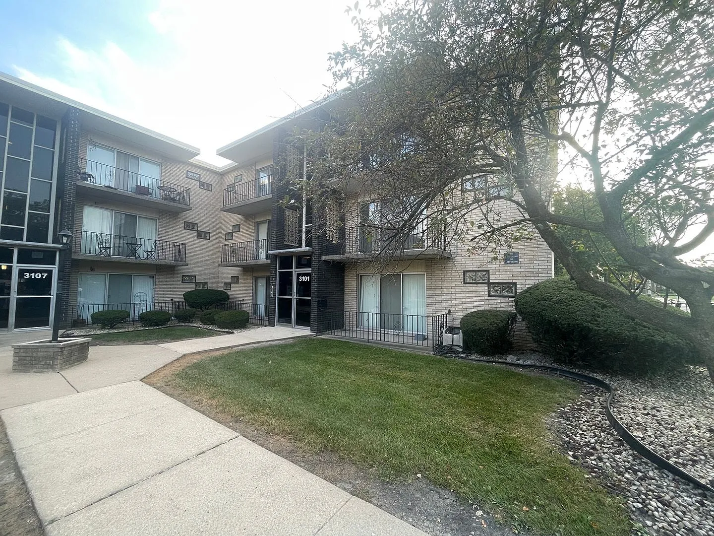 Charming 2BR Condo in Lansing — Photo 1