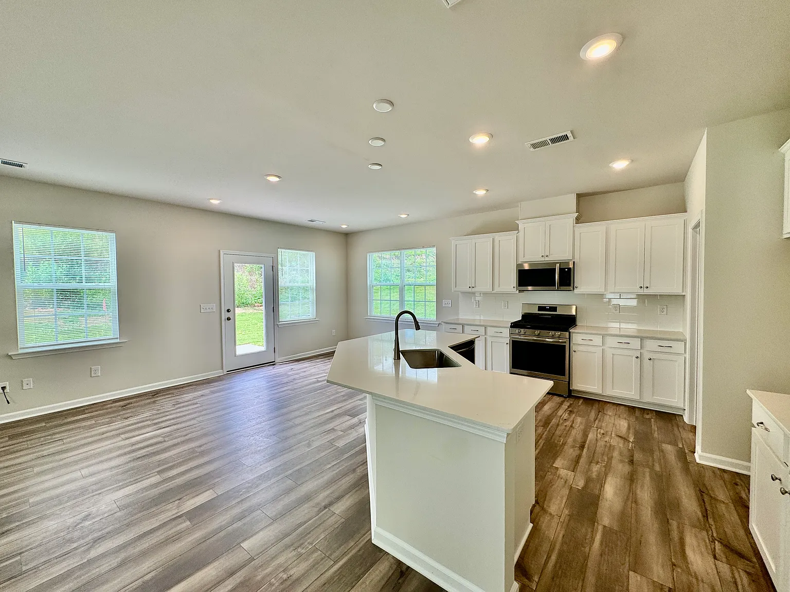 4 bed, 2.5 bath, 2169 sqft, $2,395 — Photo 3