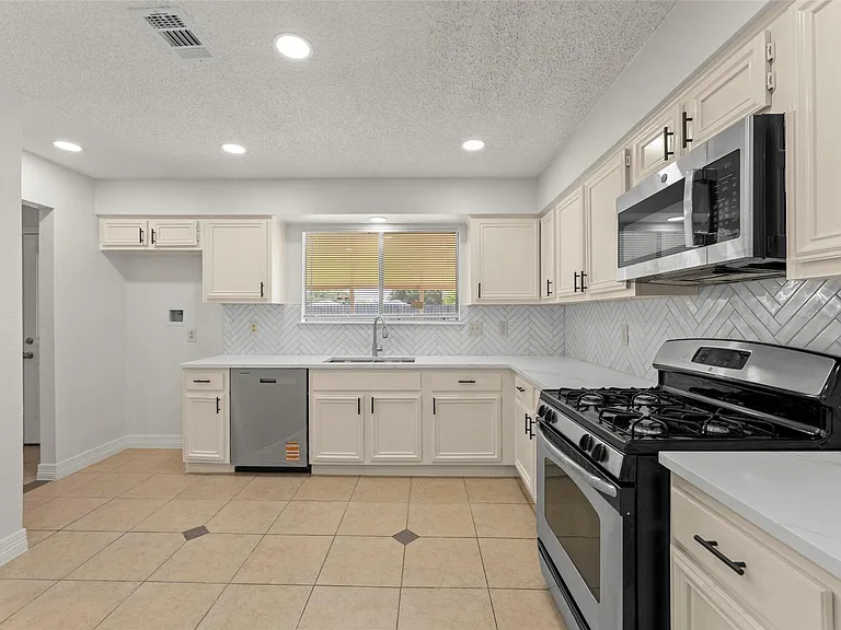 12402 Jaguar Dr — Photo 9